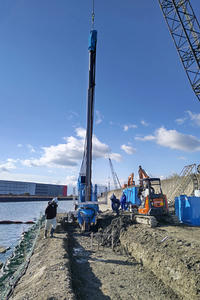 鍋田川現場矢板打ち込み